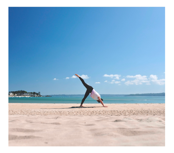 Yoga Sur La Plage - BANANA YOGA